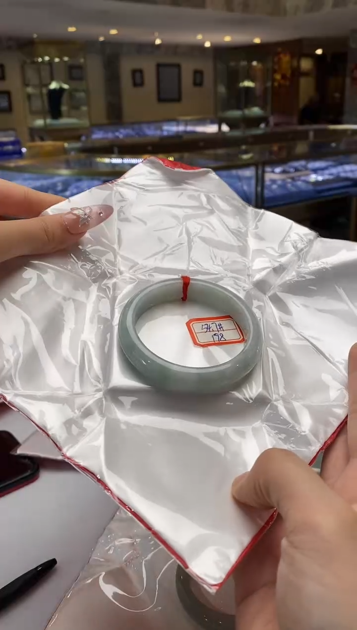 翡翠手镯未镶嵌缅甸天然翡翠手镯需包容瑕疵检测费不退