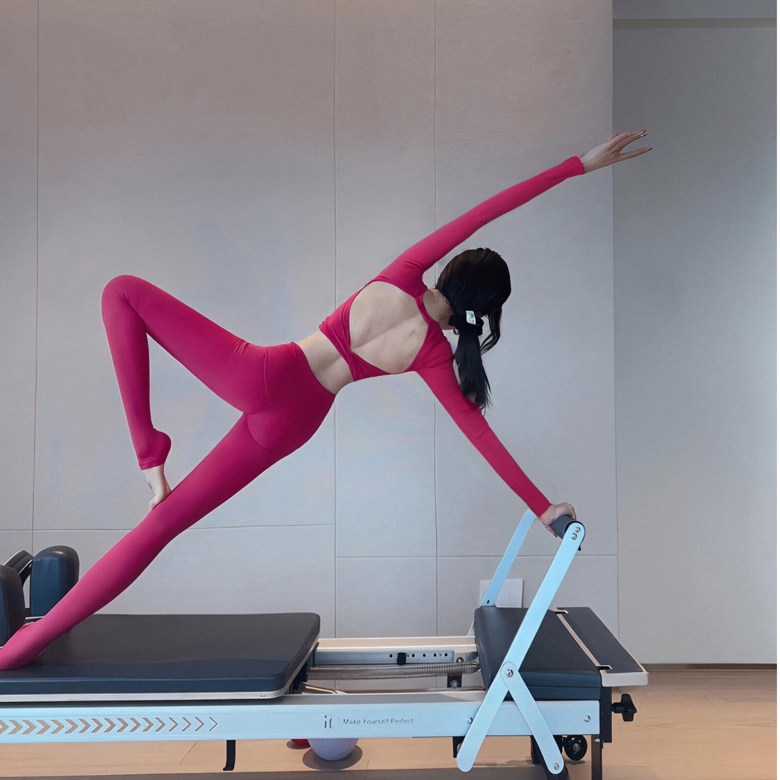 瑜伽服套装女2025新款高级感长袖健身服秋冬普拉提训练服运动上衣