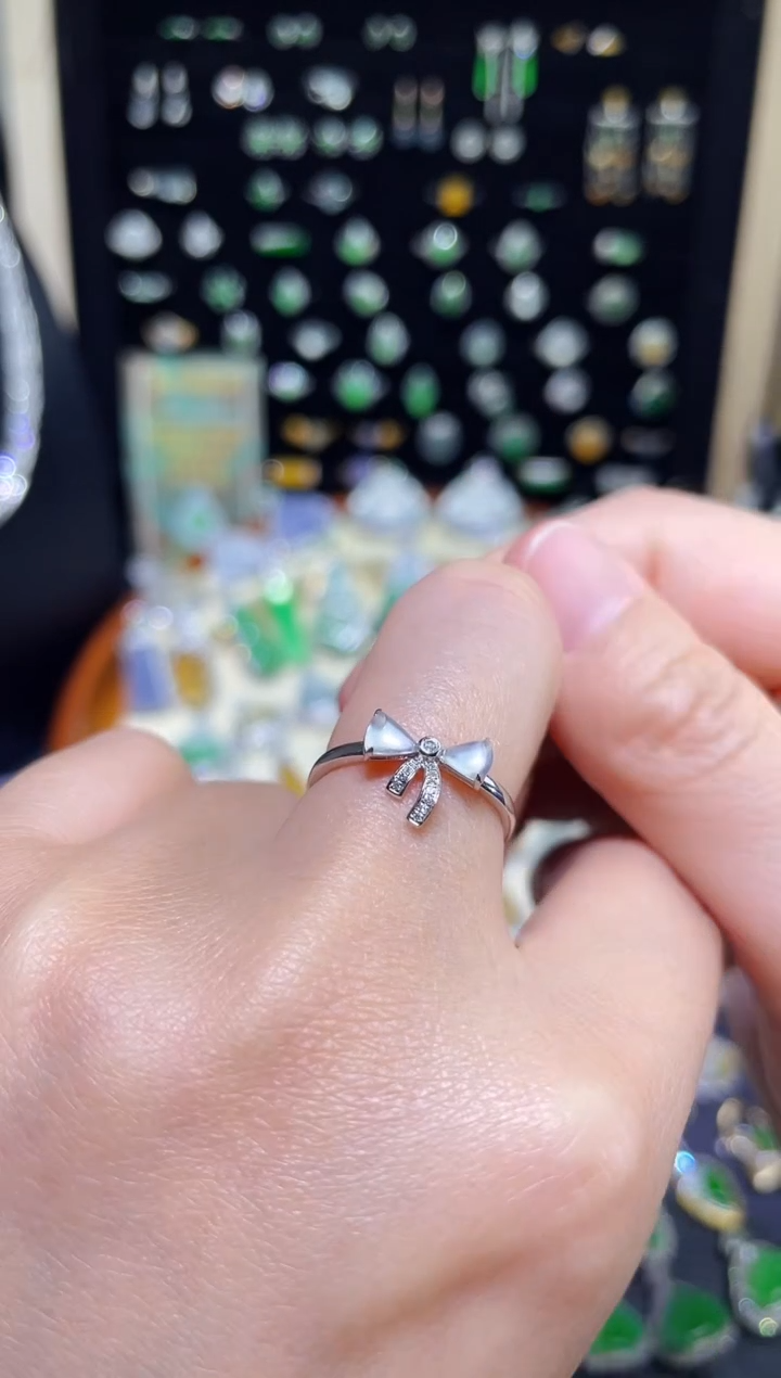 【闪购商品】翡翠颈饰18K金镶嵌玻璃种蝴蝶结戒指