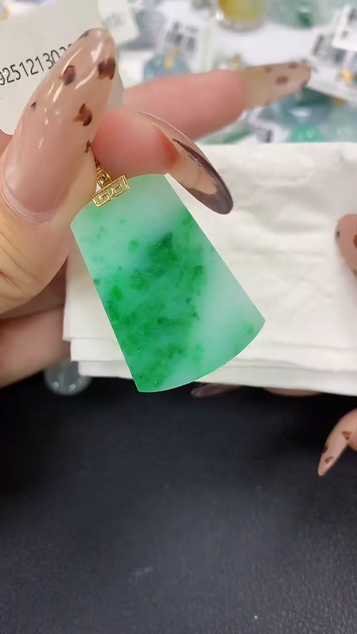 颈饰18K金镶嵌翡翠a货假一赔三支持复检百元上9元证书费自理