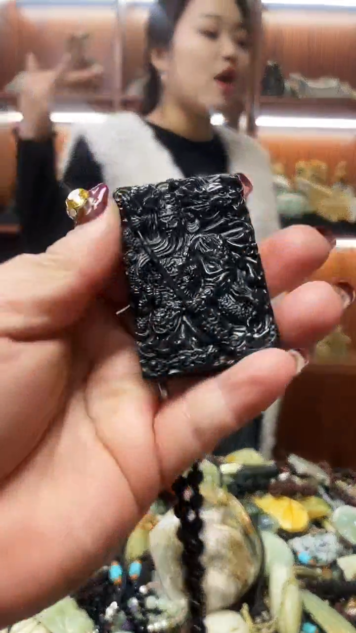 未镶嵌蛇纹石玉吊坠     