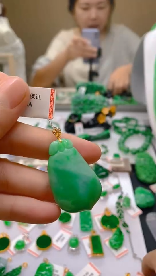 【闪购商品】翡翠颈饰18K金镶嵌天然翡翠A货，支持复检