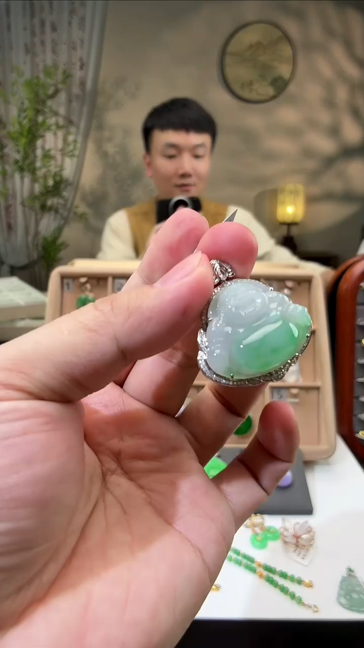 颈饰18K金镶嵌翡翠佛公
