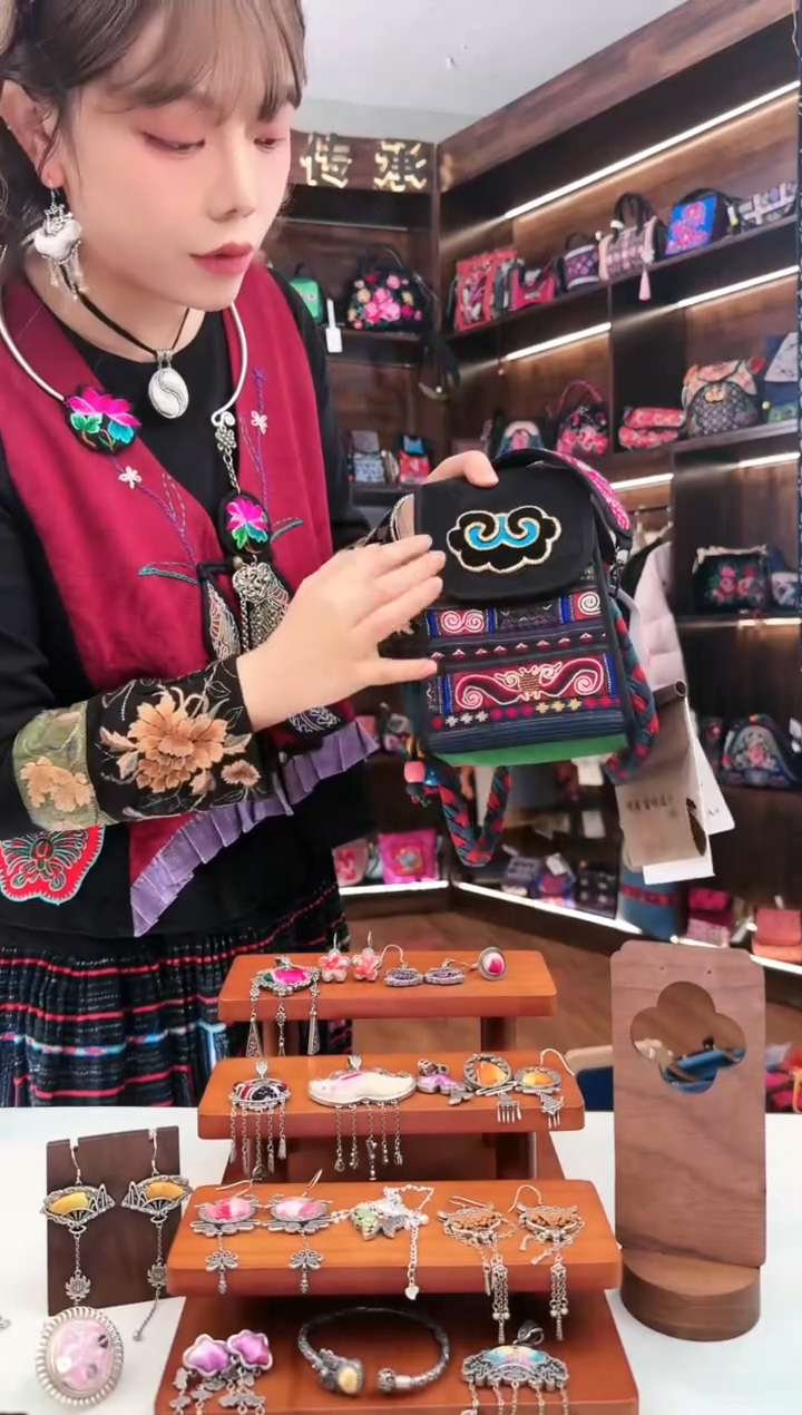 【闪购商品】织绣L18蚩梦苗族古绣