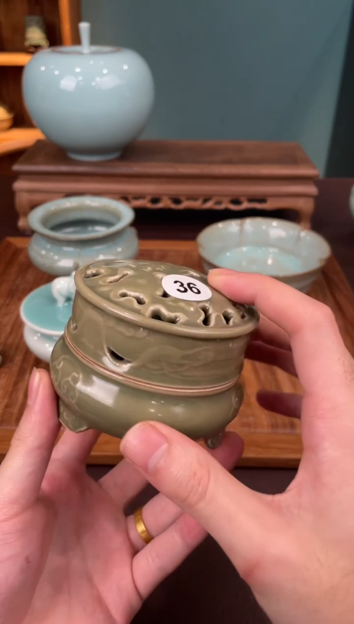 36窑承青瓷绣球香薰盒