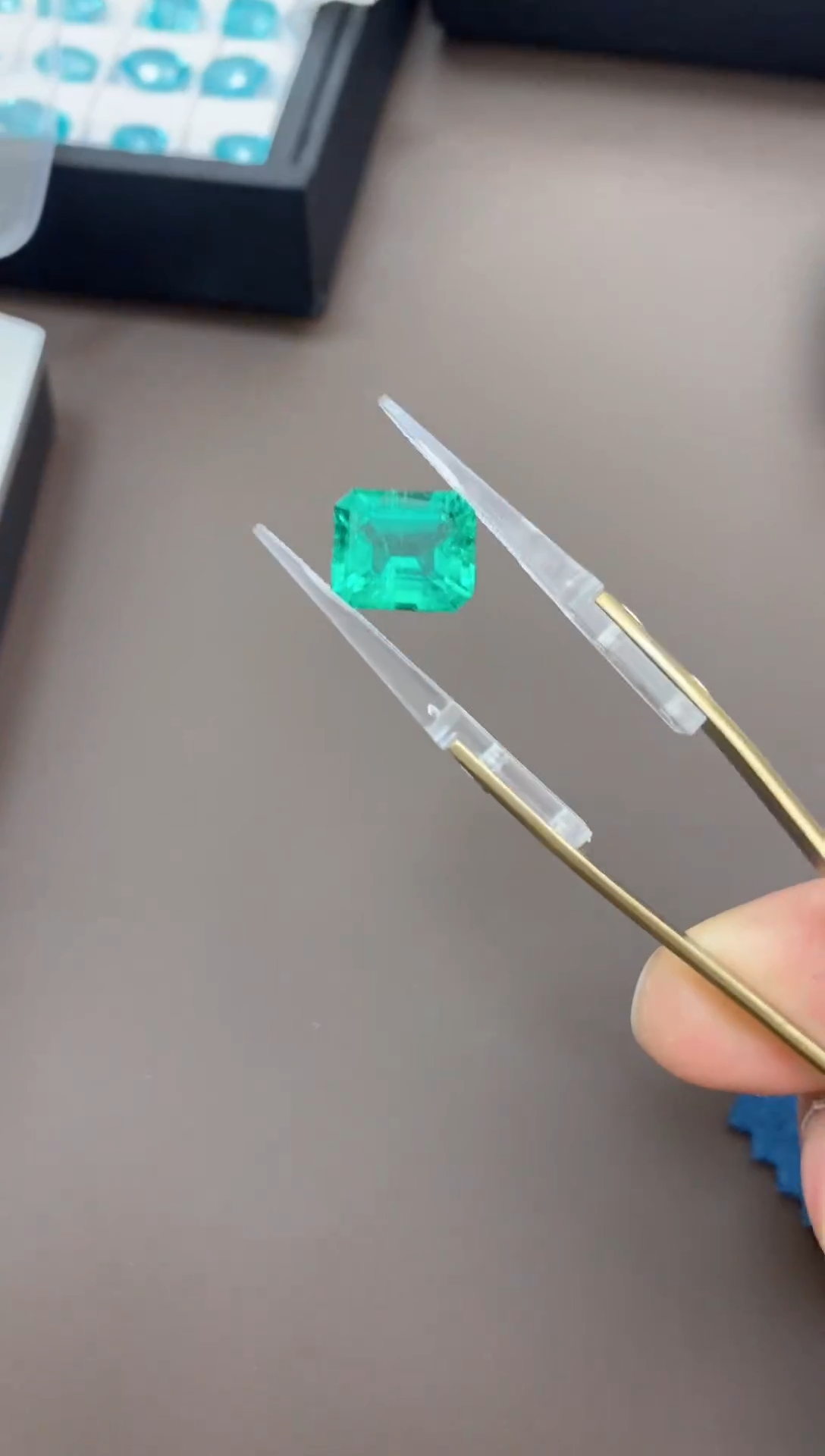 【闪购商品】合成（培育） 石榴石裸石未镶嵌哥伦比亚祖母绿6.18ct