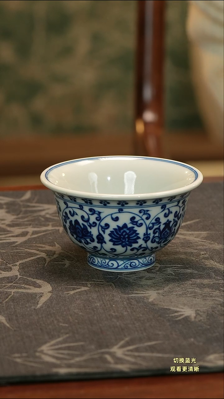 ?*人手绘青花缠枝莲大压手杯