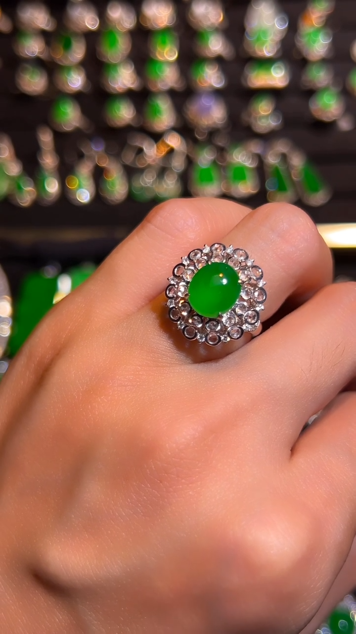 18K金镶嵌挂件翡翠戒指