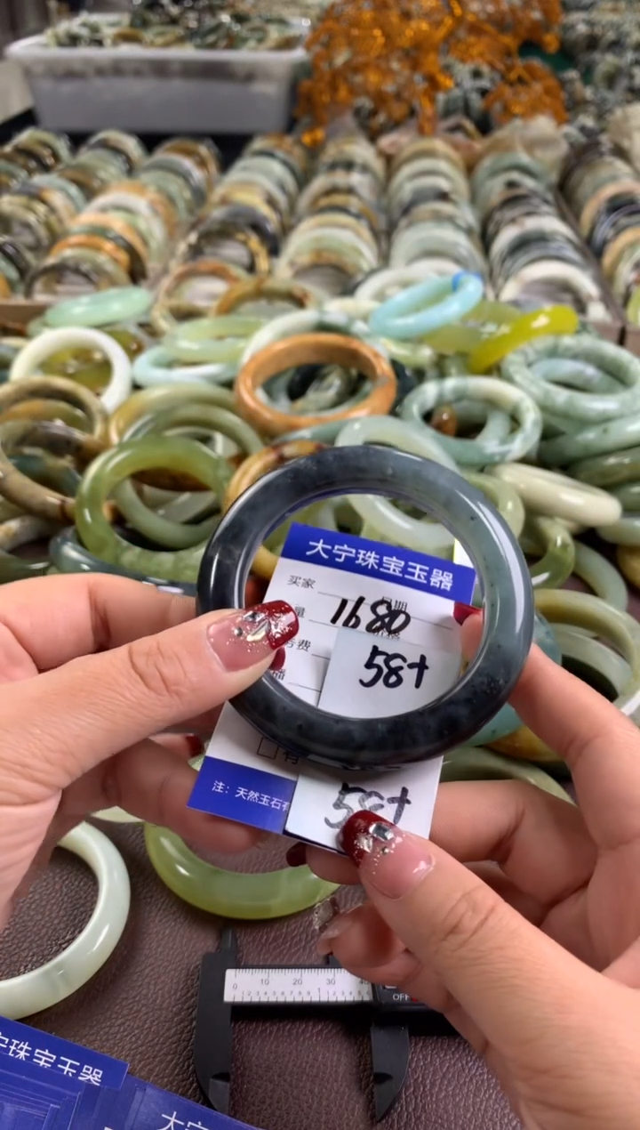 【闪购商品】蛇纹石玉手镯未镶嵌1680