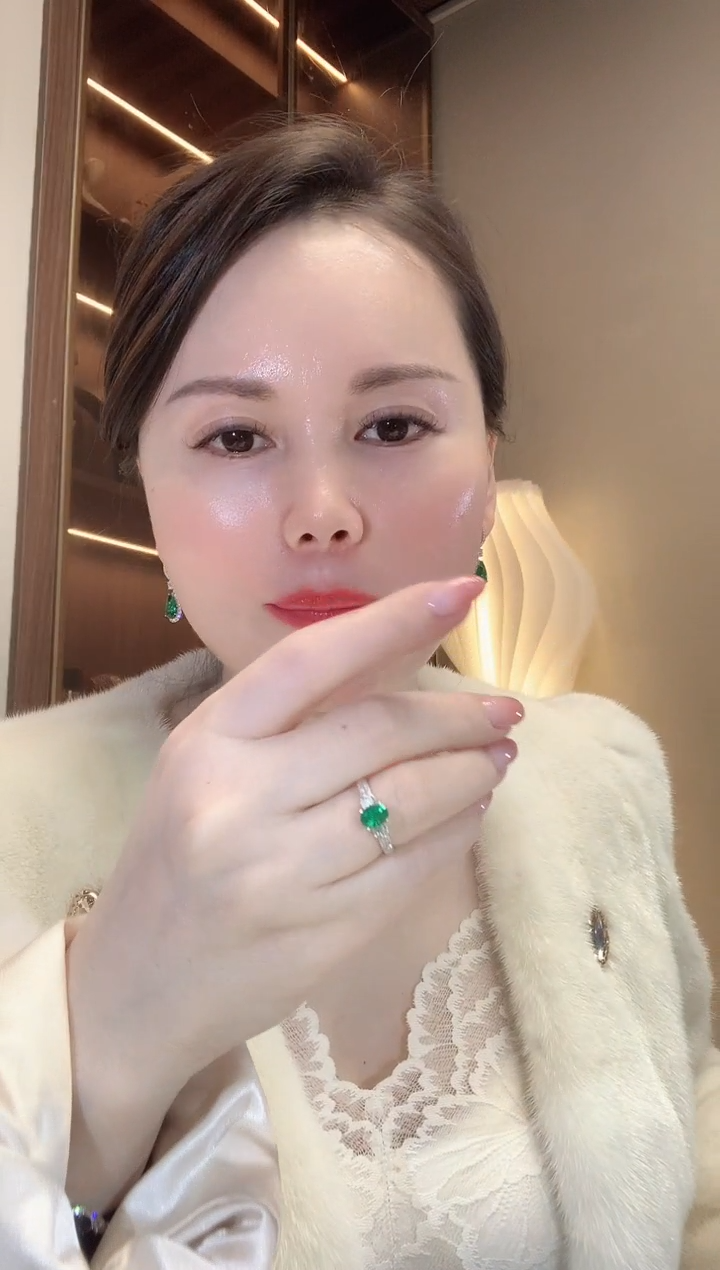 【闪购商品】祖母绿戒指18K金镶嵌F119 