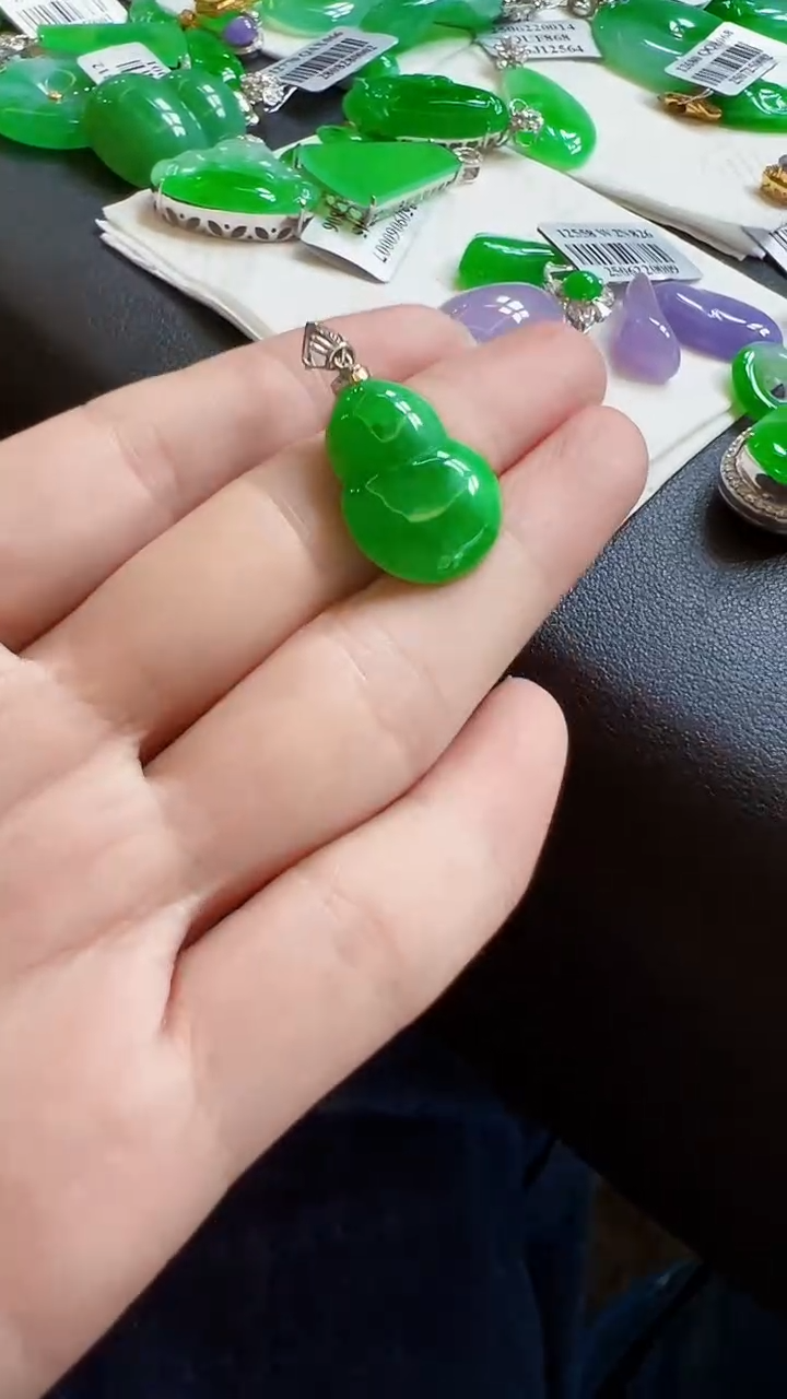 颈饰18K金镶嵌翡翠葫芦