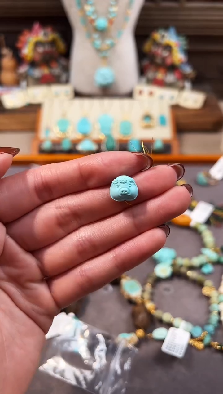 未镶嵌绿松石配饰屁桃猪