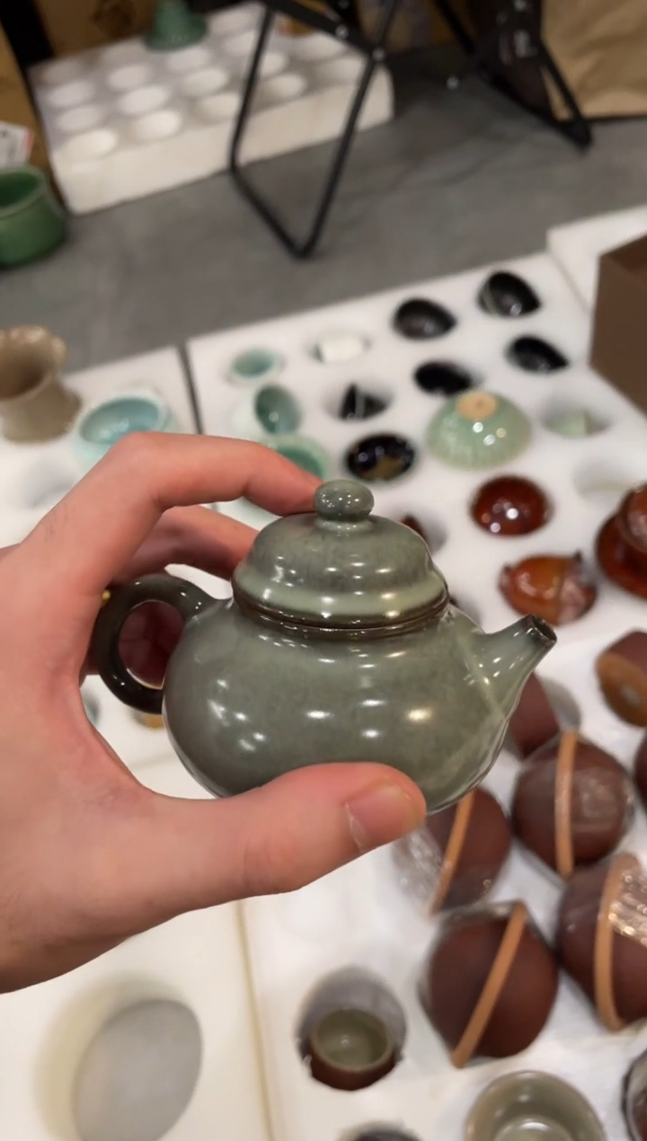 86自仓龙泉青瓷墨青小壶