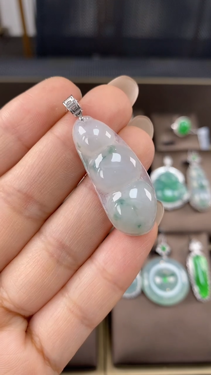 【闪购商品】翡翠吊坠(不含链)18K金镶嵌翡翠福豆