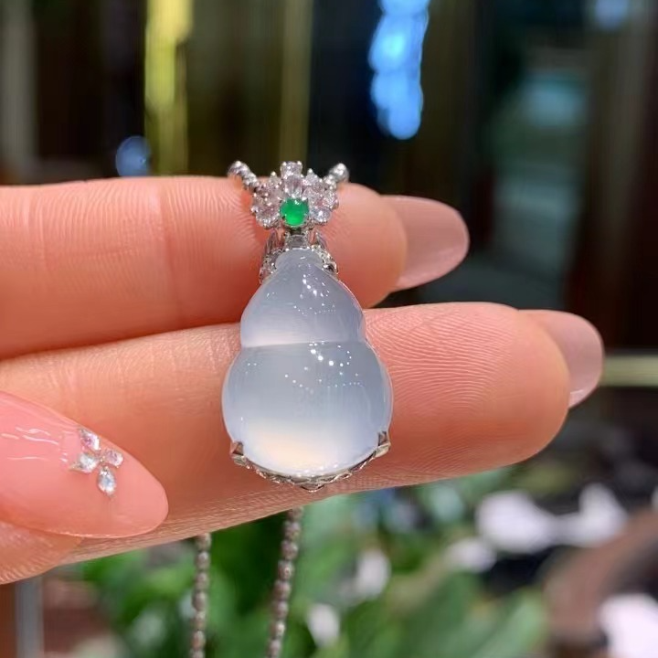 18K金镶嵌天然A货缅甸翡翠白冰葫芦吊坠682502