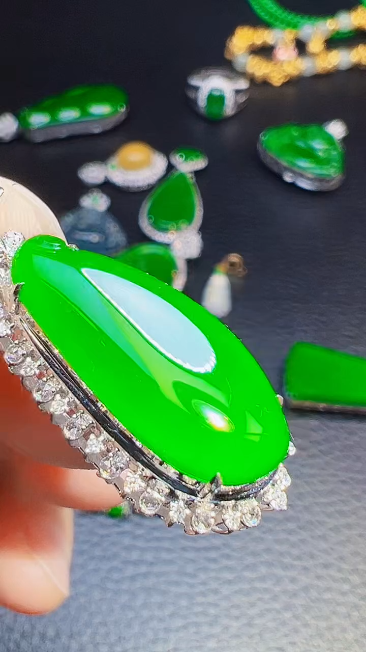 颈饰18K金镶嵌翡翠呀*翡翠