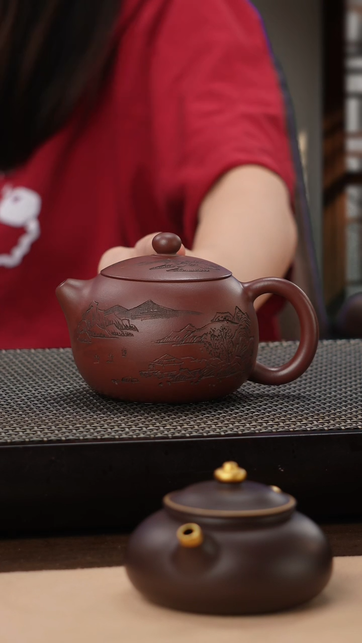 茶壶紫砂纯料龙血砂精工山水刻绘西施180cc