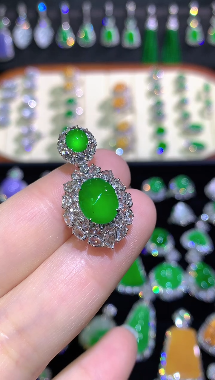 颈饰18K金镶嵌翡翠高冰满绿起光蛋面吊坠