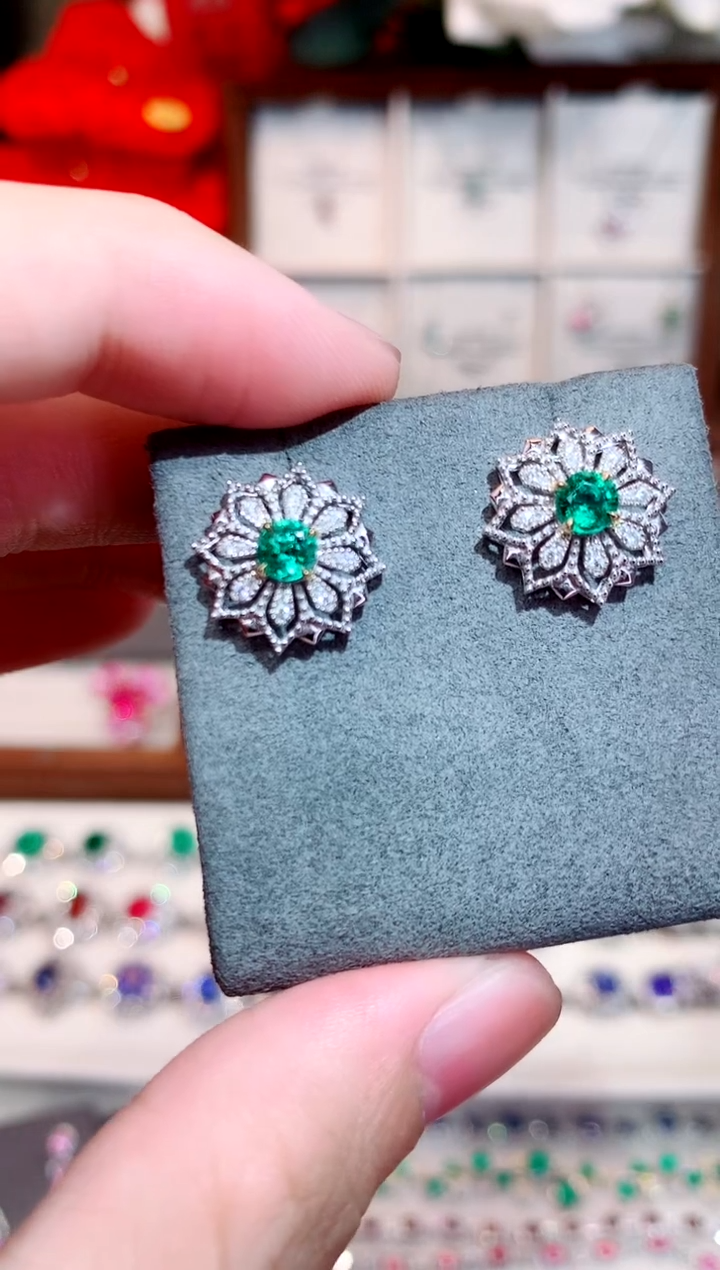 耳饰18K金镶嵌祖母绿0.68ct/天然宝石/七天无理由