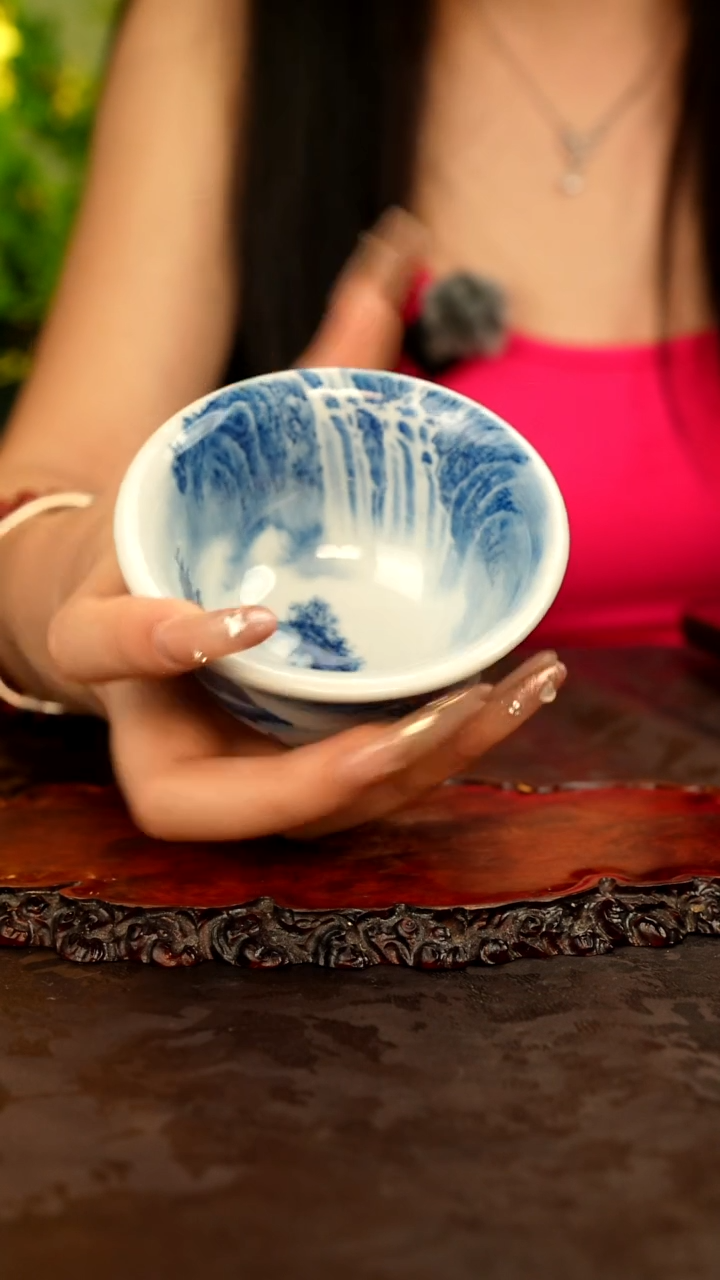 青花手绘山水瀑布主人杯