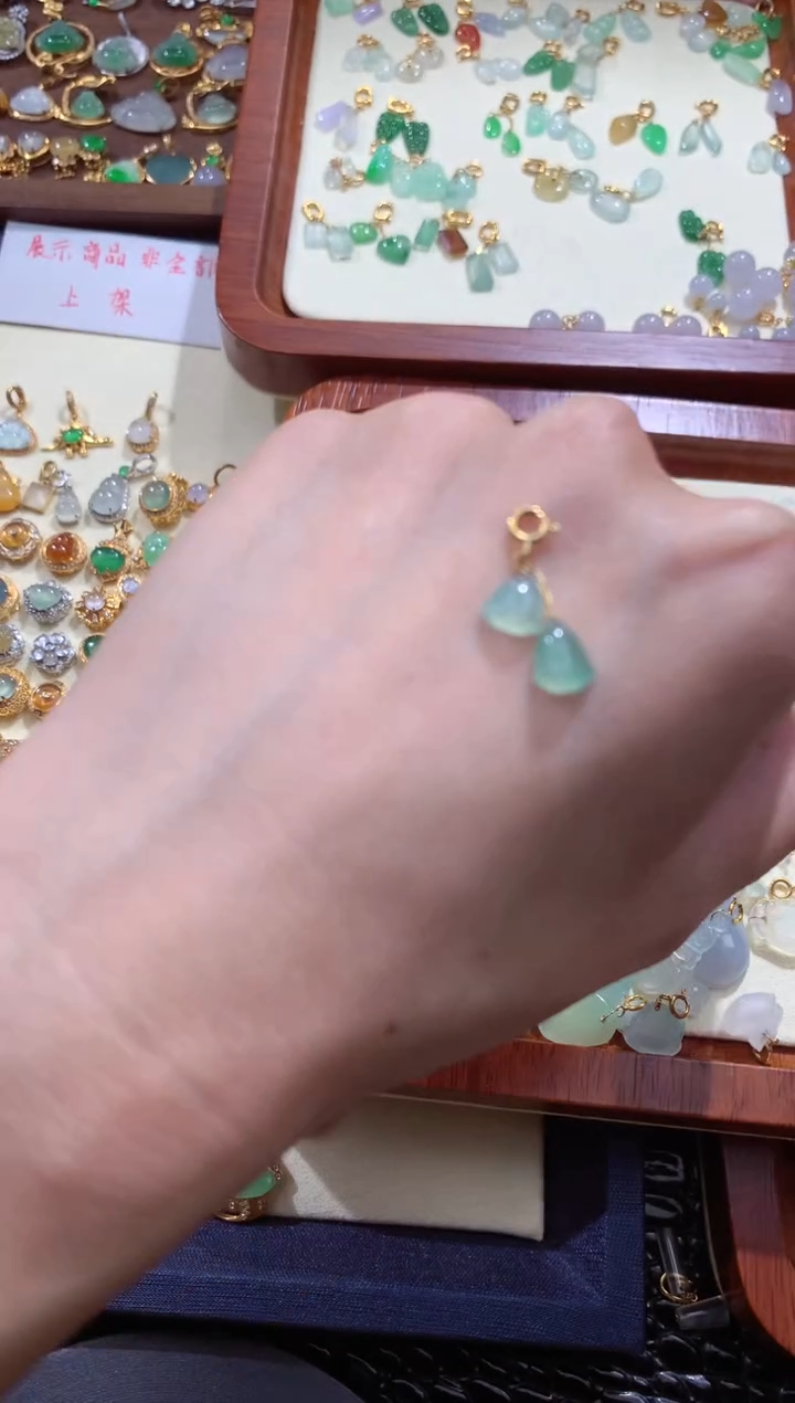 颈饰18K金镶嵌翡翠翡翠