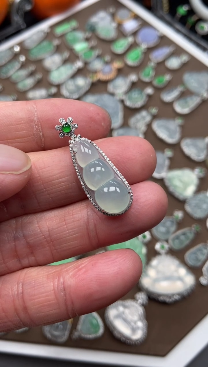 【闪购商品】翡翠吊坠(不含链)18K金镶嵌福豆