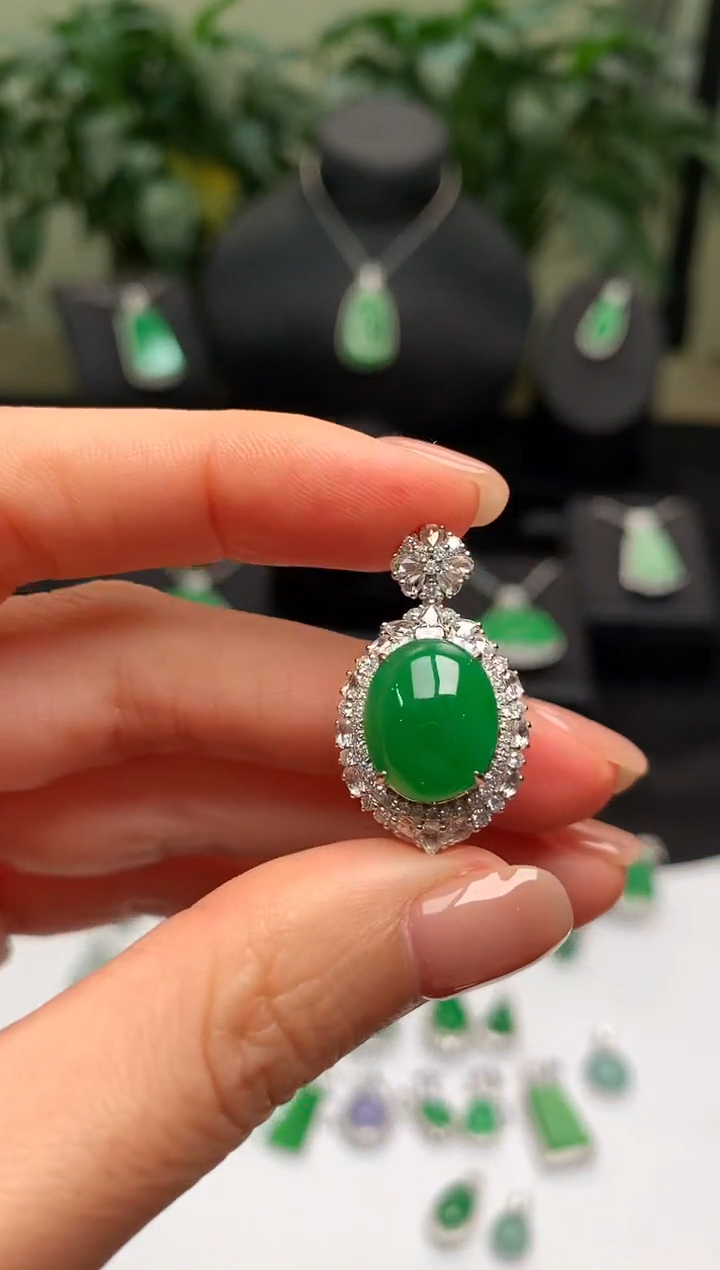 颈饰18K金镶嵌翡翠蛋面