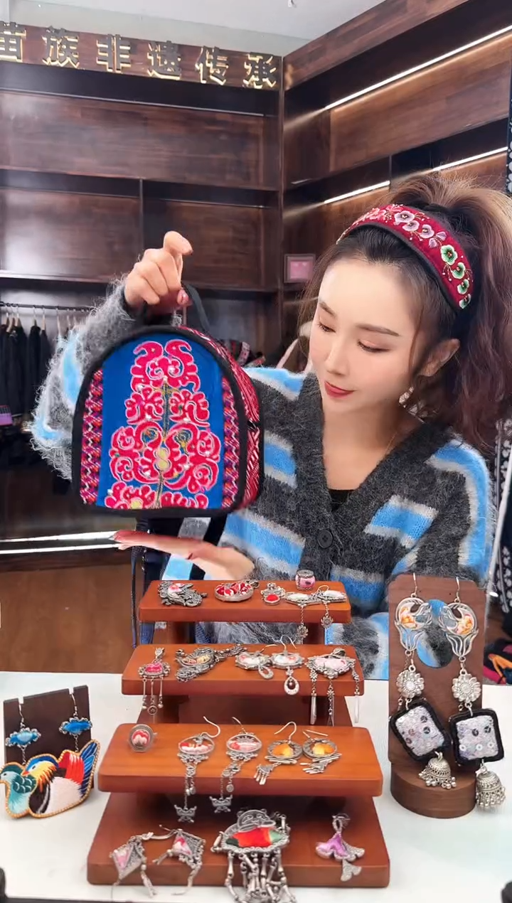 【闪购商品】织绣L105蚩梦苗族古绣