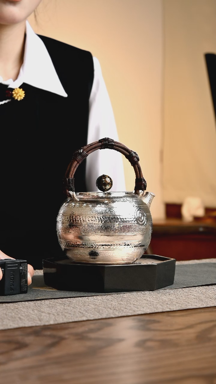 【闪购商品】洪继科若雪中号银壶