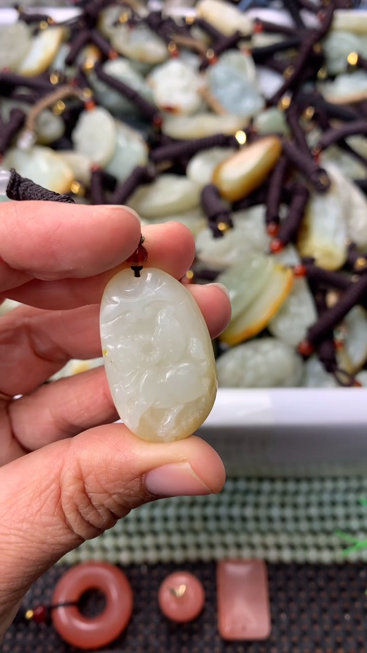 【闪购商品】和田玉颈饰未镶嵌多样性发货没有证书，拍一发一.有瑕
