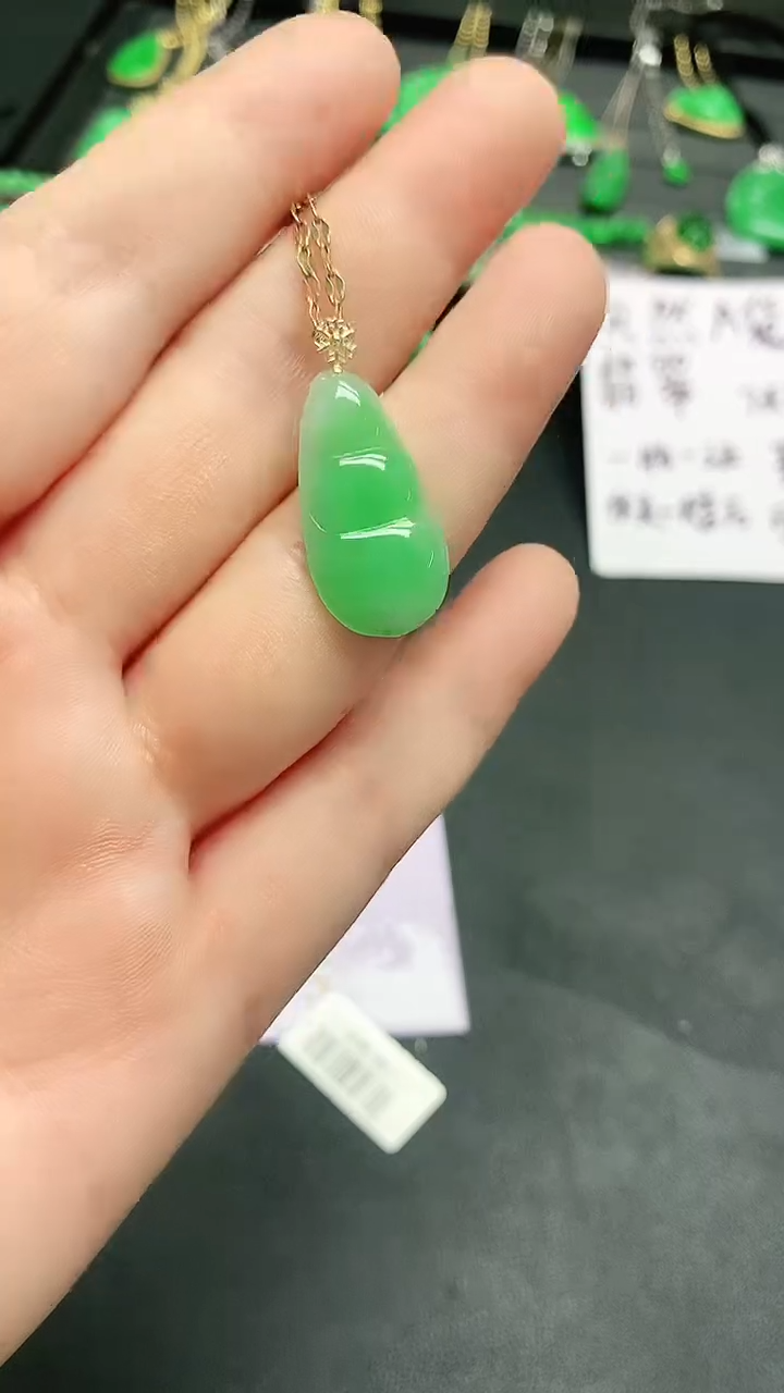 颈饰18K金镶嵌翡翠赠礼盒证书