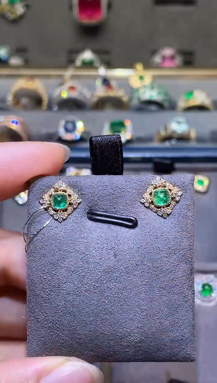 耳饰18K金镶嵌祖母绿0.66ct