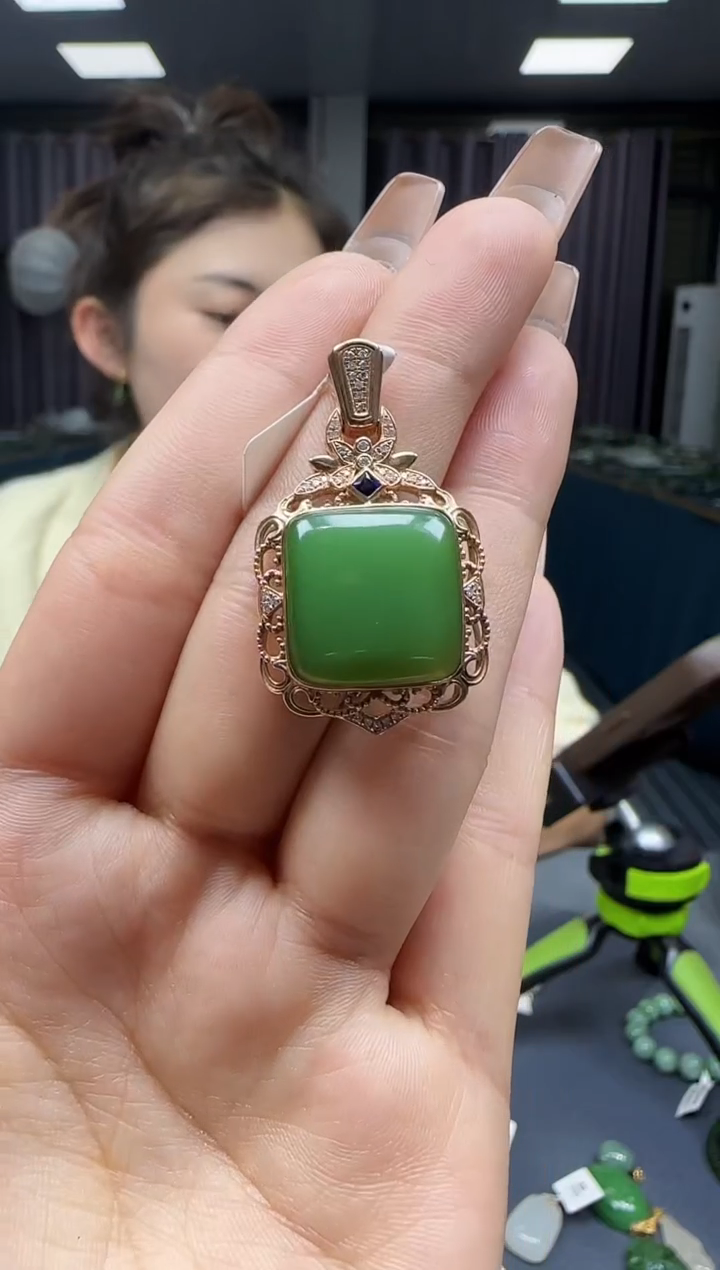 【闪购商品】和田玉挂件18K金镶嵌1