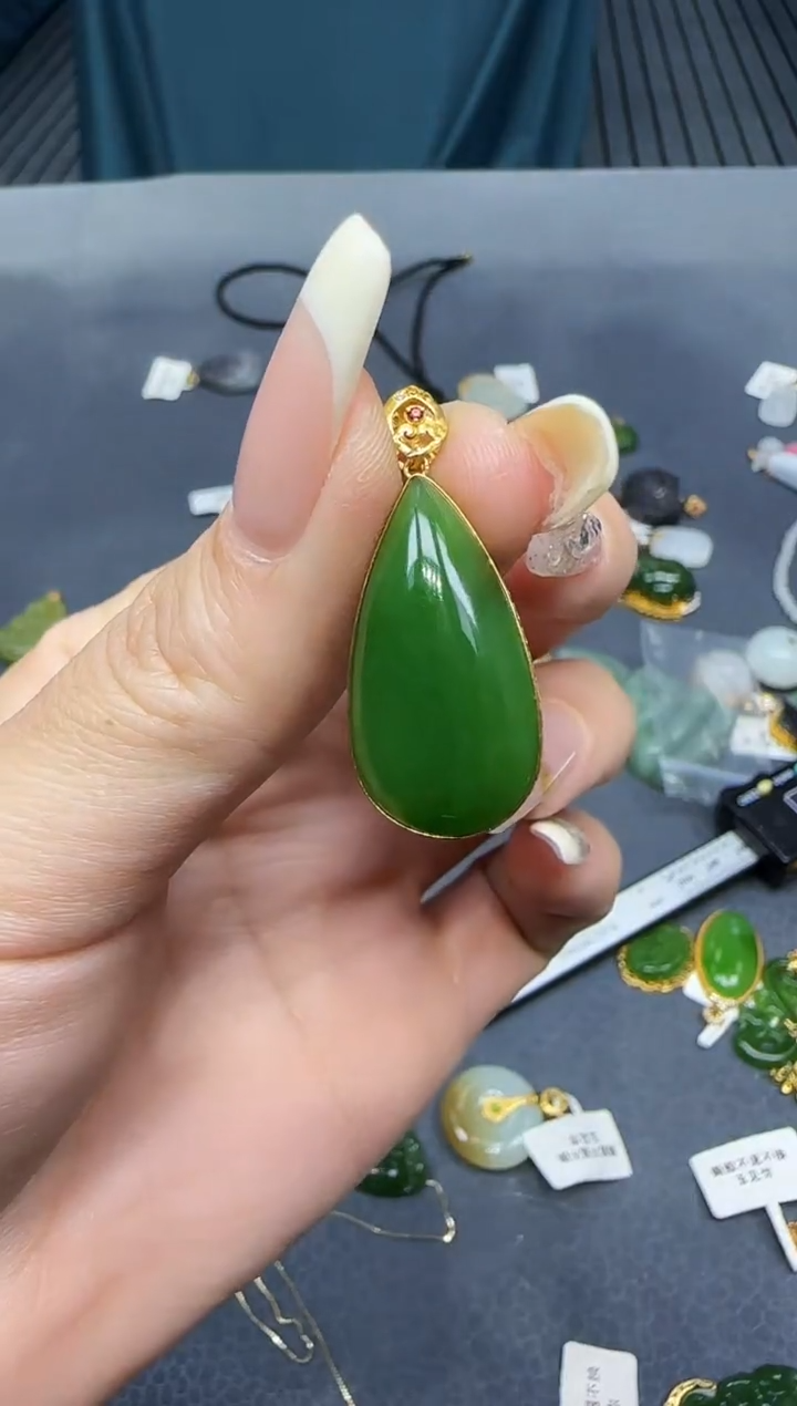 【闪购商品】和田玉挂件18K金镶嵌1
