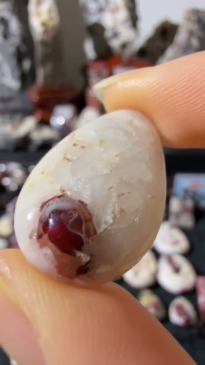 天然辰砂天然辰砂天然朱砂大晶砂随行吊坠