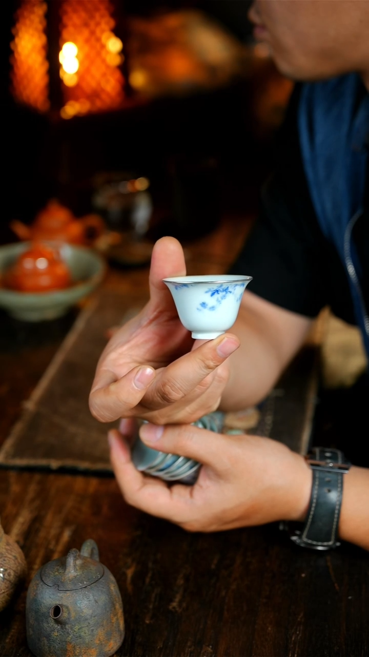 青花手绘紫藤花杯包银边 