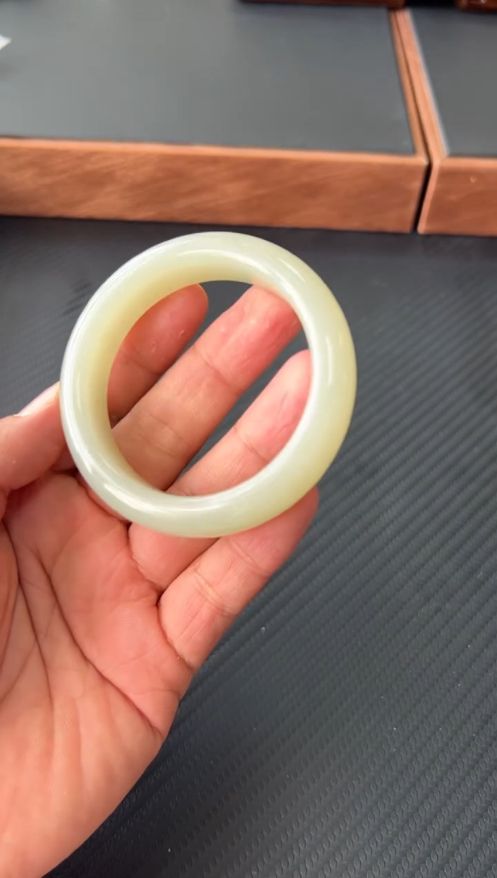 【闪购商品】和田玉未镶嵌手镯且末微色差近矿53+