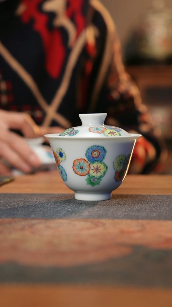 【闪购商品】青花斗彩皮球花岩茶盖碗