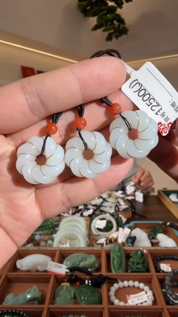 颈饰未镶嵌和田玉多样性发货发其中一件J