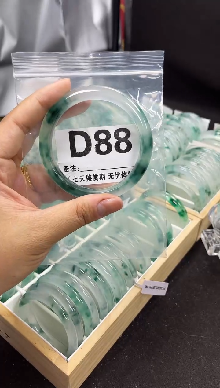【闪购商品】石英岩玉手镯未镶嵌D88