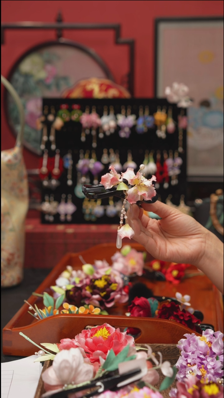 刺绣非遗绒花饰品 