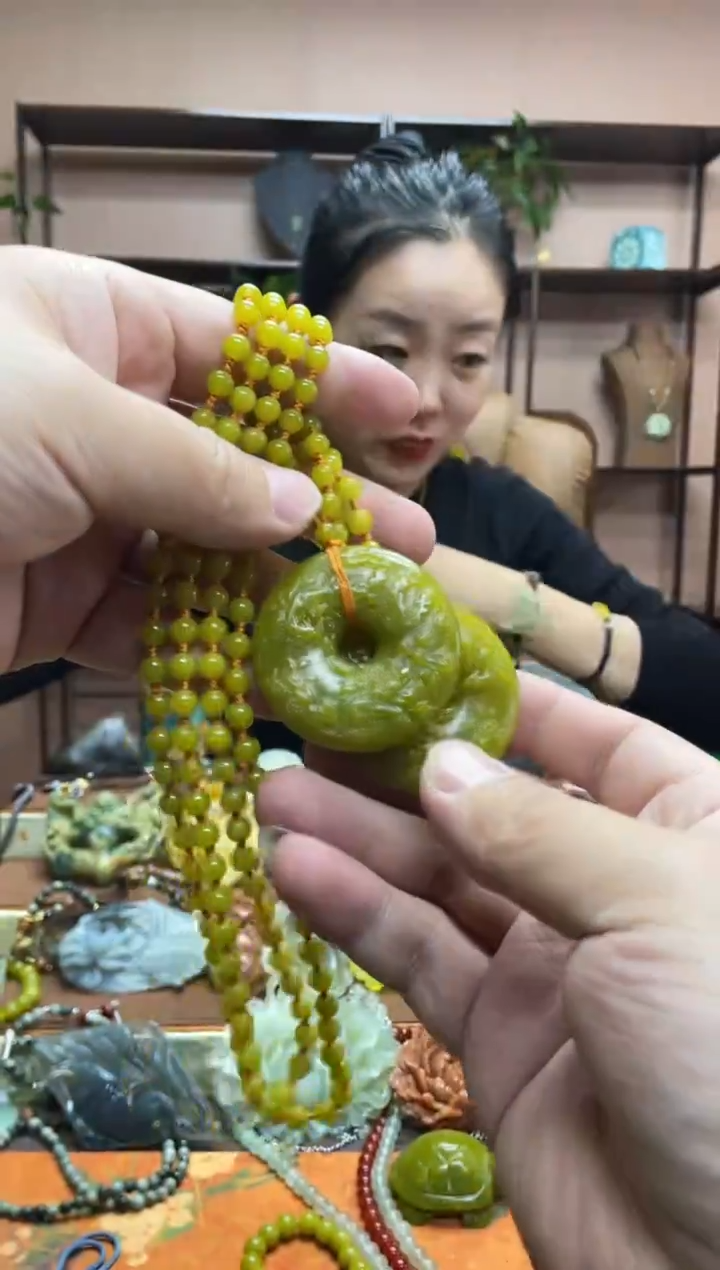 未镶嵌岫玉颈饰多样性发货发其中之一