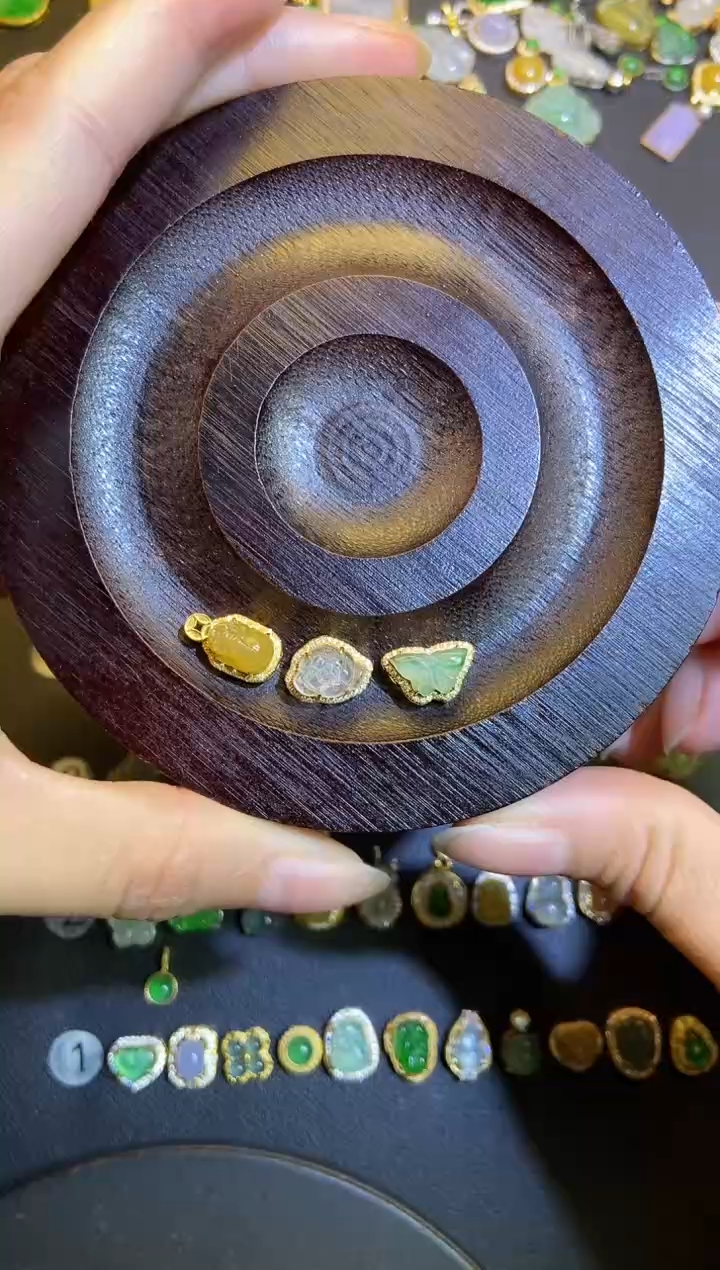 吊坠(不含链)18K金镶嵌翡翠看****么1