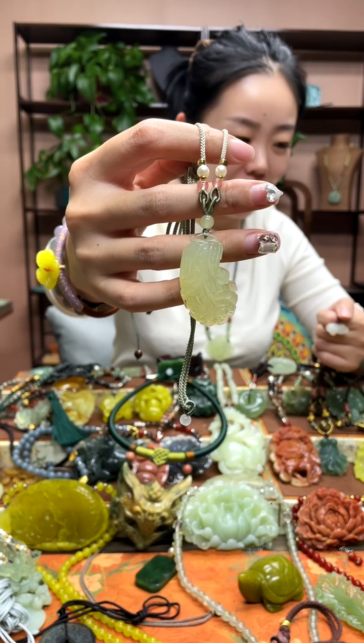 未镶嵌岫玉颈饰·