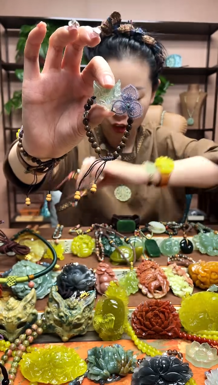 未镶嵌岫玉颈饰多样性发货发其中之一