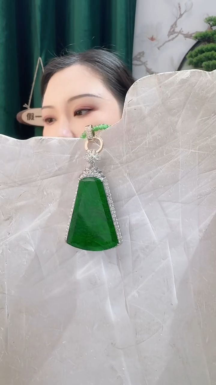 颈饰18K金镶嵌翡翠88888888888