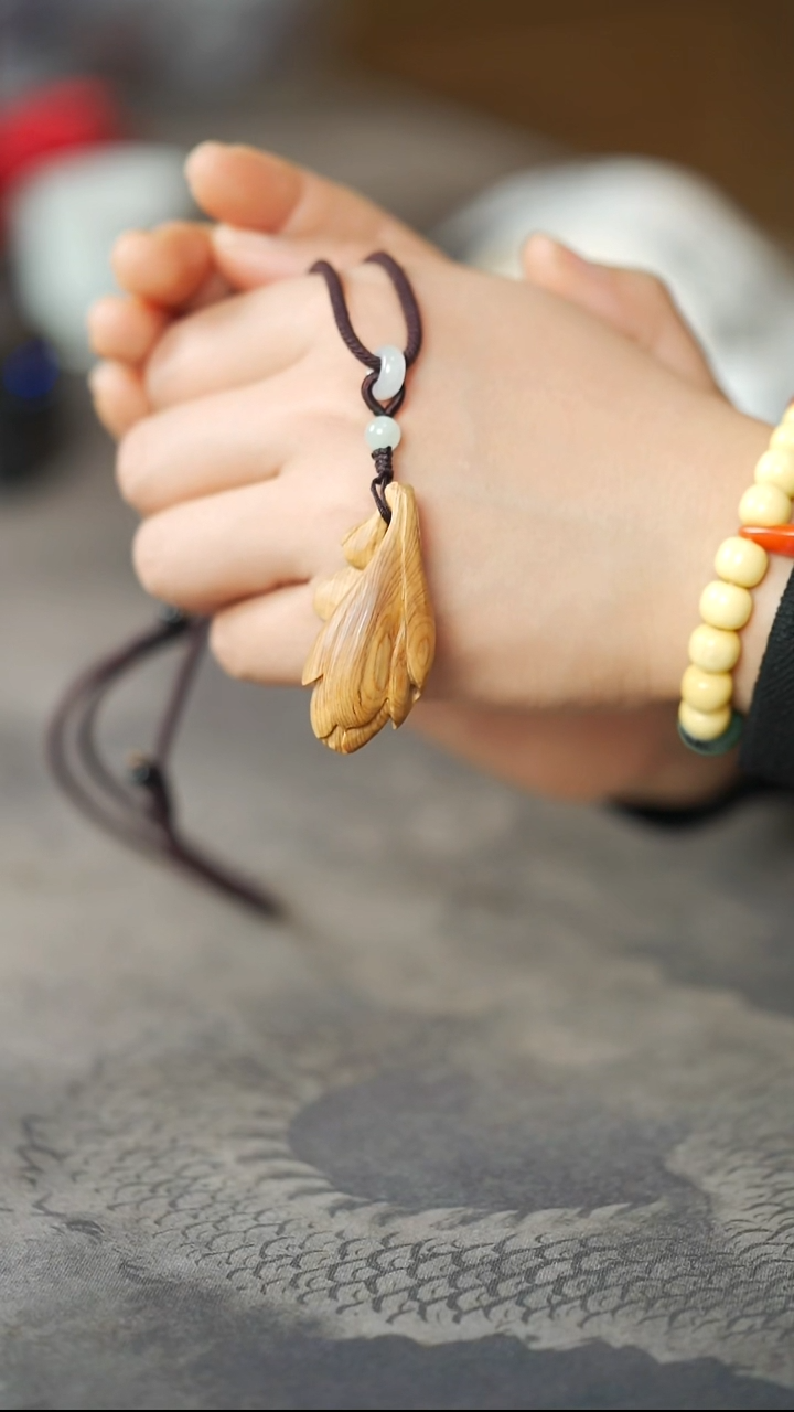 柏木（崖柏）淳化黑油雷击料玉兰花吊坠