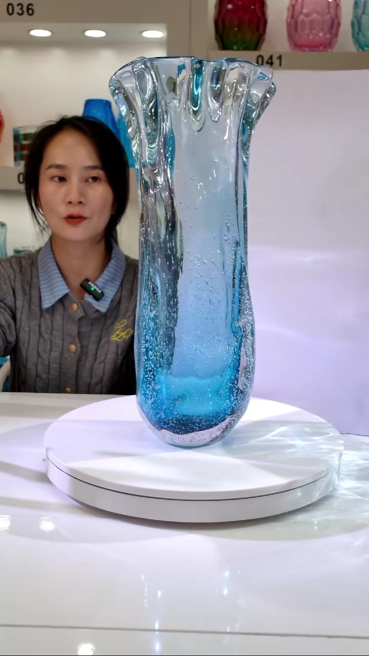 胡*蓝色鱼尾纹直筒瓶