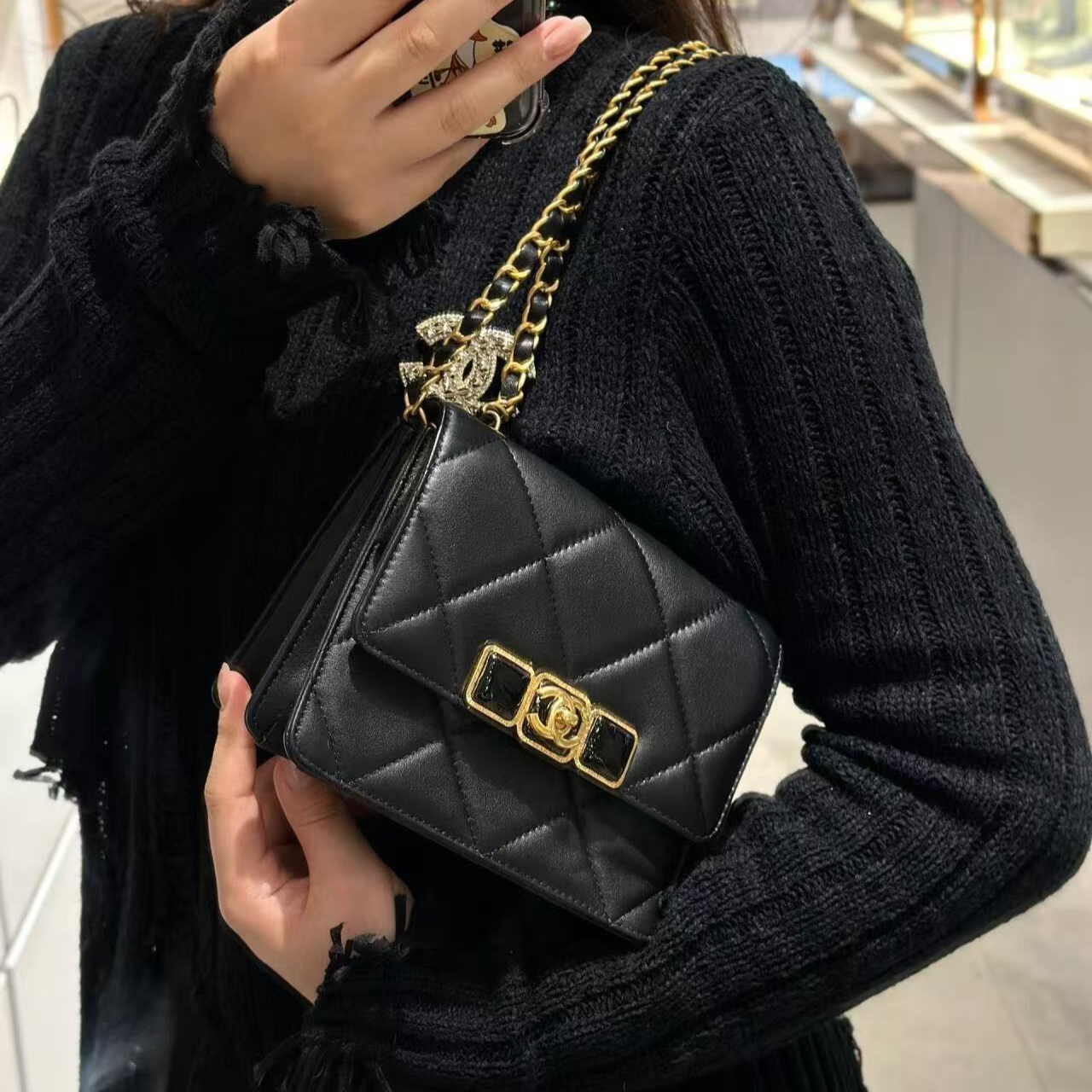99新 Chanel/香奈儿 3054|新款珐琅扣斜挎包黑金单肩包