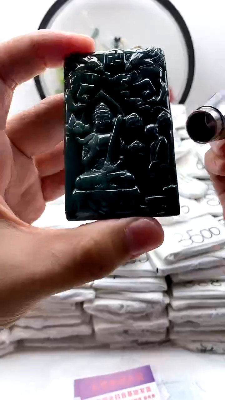 翡翠未镶嵌颈饰虚空藏